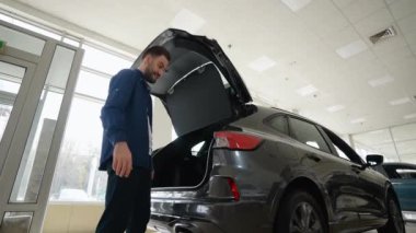 Araba galerisinde yeni araba seçen komik bir müşteri..