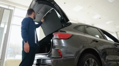 Müşteri yeni araba seçiyor ve araba galerisinden almadan önce kontrol ediyor..