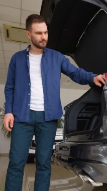 Müşteri yeni araba seçiyor ve araba galerisinden almadan önce kontrol ediyor.