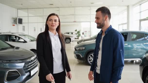 Vânzător Amuzant Client Dealer Auto — Videoclip de stoc