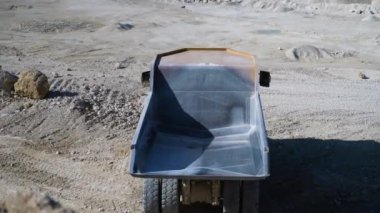 Büyük taş ocağı kamyonu. Büyük sarı maden kamyonu şantiyede..