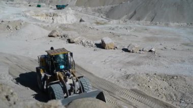 Büyük taş ocağı buldozeri şantiyede..