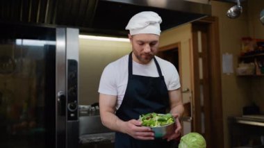 Sağlıklı beslenme. Şef taze vegan salatası yapıyor. Yemek pişirme, meslek ve insan konsepti. Otel mutfağında profesyonel aşçı.
