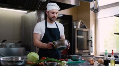 Şef otel mutfağında taze vegan salatası hazırlıyor. Yemek pişirme, meslek ve insan konsepti. Otel mutfağında profesyonel aşçı.