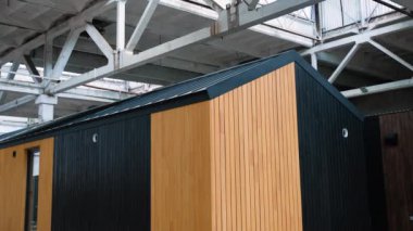İnşaat alanındaki prefabrik seyyar ahşap ev. Yeni yapılmış tek katlı prefabrik modüler bina. Ekolojik ahşap konut kavramı. Modüler evler fabrikası