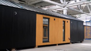 İnşaat alanındaki prefabrik seyyar ahşap ev. Yeni yapılmış tek katlı prefabrik modüler bina. Ekolojik ahşap konut kavramı. Modüler evler fabrikası