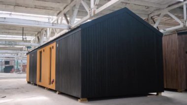 İnşaat alanındaki prefabrik seyyar ahşap ev. Yeni yapılmış tek katlı prefabrik modüler bina. Ekolojik ahşap konut kavramı. Modüler evler fabrikası