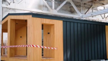 İnşaat alanındaki prefabrik seyyar ahşap ev. Yeni yapılmış tek katlı prefabrik modüler bina. Ekolojik ahşap konut kavramı. Modüler evler fabrikası