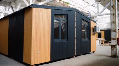 İnşaat alanındaki prefabrik seyyar ahşap ev. Yeni yapılmış tek katlı prefabrik modüler bina. Ekolojik ahşap konut kavramı. Modüler evler fabrikası