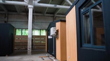 İnşaat alanındaki prefabrik seyyar ahşap ev. Yeni yapılmış tek katlı prefabrik modüler bina. Ekolojik ahşap konut kavramı. Modüler evler fabrikası