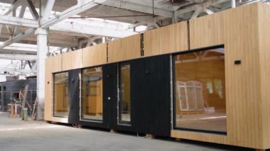 İnşaat alanındaki prefabrik seyyar ahşap ev. Yeni yapılmış tek katlı prefabrik modüler bina. Ekolojik ahşap konut kavramı. Modüler evler fabrikası