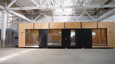 İnşaat alanındaki prefabrik seyyar ahşap ev. Yeni yapılmış tek katlı prefabrik modüler bina. Ekolojik ahşap konut kavramı. Modüler evler fabrikası