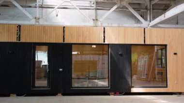 İnşaat alanındaki prefabrik seyyar ahşap ev. Yeni yapılmış tek katlı prefabrik modüler bina. Ekolojik ahşap konut kavramı. Modüler evler fabrikası