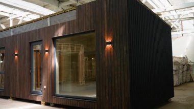 İnşaat alanındaki prefabrik seyyar ahşap ev. Yeni yapılmış tek katlı prefabrik modüler bina. Ekolojik ahşap konut kavramı. Modüler evler fabrikası