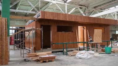 İnşaat alanındaki prefabrik seyyar ahşap ev. Yeni yapılmış tek katlı prefabrik modüler bina. Ekolojik ahşap konut kavramı. Modüler evler fabrikası