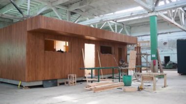 İnşaat alanındaki prefabrik seyyar ahşap ev. Yeni yapılmış tek katlı prefabrik modüler bina. Ekolojik ahşap konut kavramı. Modüler evler fabrikası