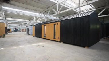 İnşaat alanındaki prefabrik seyyar ahşap ev. Yeni yapılmış tek katlı prefabrik modüler bina. Ekolojik ahşap konut kavramı. Modüler evler fabrikası