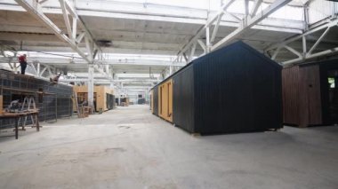 İnşaat alanındaki prefabrik seyyar ahşap ev. Yeni yapılmış tek katlı prefabrik modüler bina. Ekolojik ahşap konut kavramı. Modüler evler fabrikası