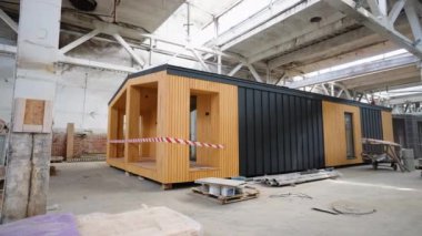 İnşaat alanındaki prefabrik seyyar ahşap ev. Yeni yapılmış tek katlı prefabrik modüler bina. Ekolojik ahşap konut kavramı. Modüler evler fabrikası