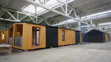 İnşaat alanındaki prefabrik seyyar ahşap ev. Yeni yapılmış tek katlı prefabrik modüler bina. Ekolojik ahşap konut kavramı. Modüler evler fabrikası