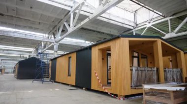 İnşaat alanındaki prefabrik seyyar ahşap ev. Yeni yapılmış tek katlı prefabrik modüler bina. Ekolojik ahşap konut kavramı. Modüler evler fabrikası