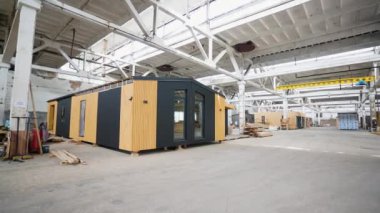 İnşaat alanındaki prefabrik seyyar ahşap ev. Yeni yapılmış tek katlı prefabrik modüler bina. Ekolojik ahşap konut kavramı. Modüler evler fabrikası