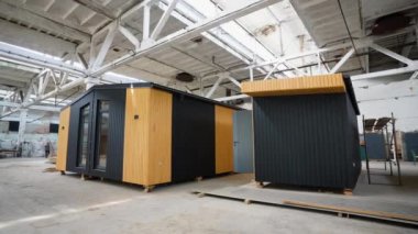 İnşaat alanındaki prefabrik seyyar ahşap ev. Yeni yapılmış tek katlı prefabrik modüler bina. Ekolojik ahşap konut kavramı. Modüler evler fabrikası