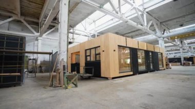 İnşaat alanındaki prefabrik seyyar ahşap ev. Yeni yapılmış tek katlı prefabrik modüler bina. Ekolojik ahşap konut kavramı. Modüler evler fabrikası