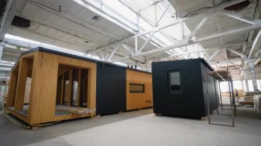 İnşaat alanındaki prefabrik seyyar ahşap ev. Yeni yapılmış tek katlı prefabrik modüler bina. Ekolojik ahşap konut kavramı. Modüler evler fabrikası