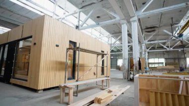 İnşaat alanındaki prefabrik seyyar ahşap ev. Yeni yapılmış tek katlı prefabrik modüler bina. Ekolojik ahşap konut kavramı. Modüler evler fabrikası