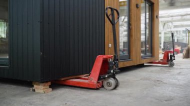Modüler ev gönderilmeye hazır. Fabrikada el yapımı forkliftlerle prefabrik ahşap ev