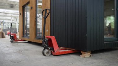 Modüler ev gönderilmeye hazır. Fabrikada el yapımı forkliftlerle prefabrik ahşap ev