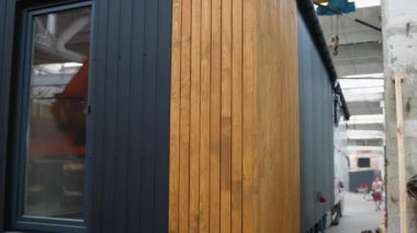 Kamyonetteki prefabrik modüler ev nakil için hazır. Taşınabilir ahşap evin gönderimi ve taşınması işlemi