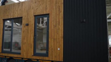 Kamyonetteki prefabrik modüler ev nakil için hazır. Taşınabilir ahşap evin gönderimi ve taşınması işlemi