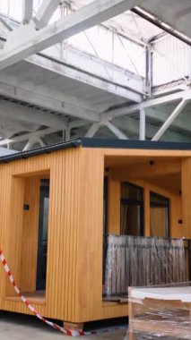 İnşaat alanındaki prefabrik seyyar ahşap ev. Yeni yapılmış tek katlı prefabrik modüler bina. Ekolojik ahşap konut kavramı. Modüler evler fabrikası