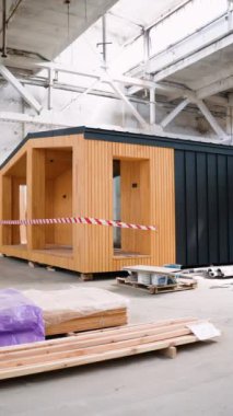 İnşaat alanındaki prefabrik seyyar ahşap ev. Yeni yapılmış tek katlı prefabrik modüler bina. Ekolojik ahşap konut kavramı. Modüler evler fabrikası
