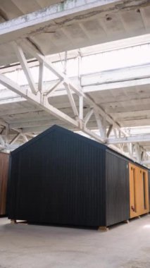 İnşaat alanındaki prefabrik seyyar ahşap ev. Yeni yapılmış tek katlı prefabrik modüler bina. Ekolojik ahşap konut kavramı. Modüler evler fabrikası
