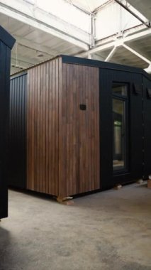 İnşaat alanındaki prefabrik seyyar ahşap ev. Yeni yapılmış tek katlı prefabrik modüler bina. Ekolojik ahşap konut kavramı. Modüler evler fabrikası