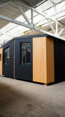 İnşaat alanındaki prefabrik seyyar ahşap ev. Yeni yapılmış tek katlı prefabrik modüler bina. Ekolojik ahşap konut kavramı. Modüler evler fabrikası
