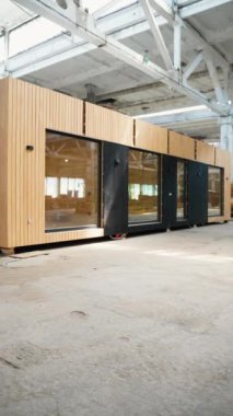 İnşaat alanındaki prefabrik seyyar ahşap ev. Yeni yapılmış tek katlı prefabrik modüler bina. Ekolojik ahşap konut kavramı. Modüler evler fabrikası