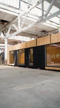 İnşaat alanındaki prefabrik seyyar ahşap ev. Yeni yapılmış tek katlı prefabrik modüler bina. Ekolojik ahşap konut kavramı. Modüler evler fabrikası