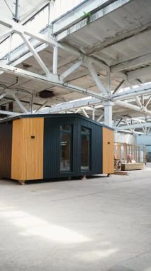 İnşaat alanındaki prefabrik seyyar ahşap ev. Yeni yapılmış tek katlı prefabrik modüler bina. Ekolojik ahşap konut kavramı. Modüler evler fabrikası