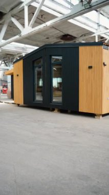 İnşaat alanındaki prefabrik seyyar ahşap ev. Yeni yapılmış tek katlı prefabrik modüler bina. Ekolojik ahşap konut kavramı. Modüler evler fabrikası