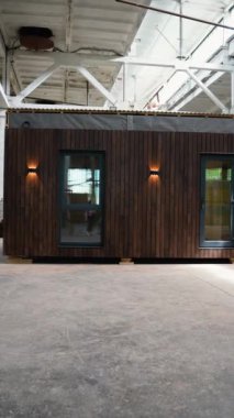 İnşaat alanındaki prefabrik seyyar ahşap ev. Yeni yapılmış tek katlı prefabrik modüler bina. Ekolojik ahşap konut kavramı. Modüler evler fabrikası