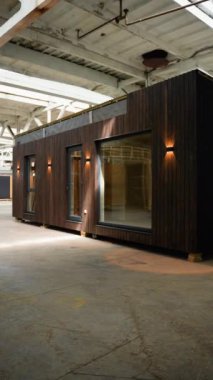 İnşaat alanındaki prefabrik seyyar ahşap ev. Yeni yapılmış tek katlı prefabrik modüler bina. Ekolojik ahşap konut kavramı. Modüler evler fabrikası
