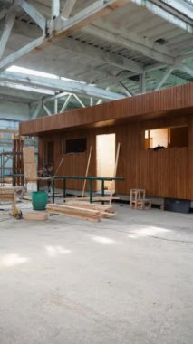 İnşaat alanındaki prefabrik seyyar ahşap ev. Yeni yapılmış tek katlı prefabrik modüler bina. Ekolojik ahşap konut kavramı. Modüler evler fabrikası