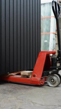 Modüler ev gönderilmeye hazır. Fabrikada el yapımı forkliftlerle prefabrik ahşap ev