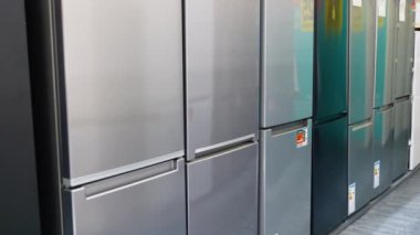 Ev aletleri mağazasında sıra sıra buzdolabı. Ev aletleri satış konsepti, Kara Cuma.