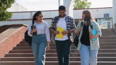 Genç Hintli öğrenciler dersten sonra birbirleriyle sohbet ediyorlar. Eğitim kavramı, gençlik, bilgi