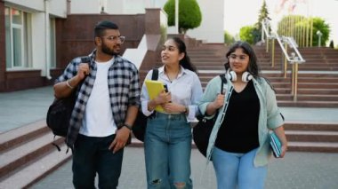 Genç Hintli öğrenciler dersten sonra birbirleriyle sohbet ediyorlar. Eğitim, öğrenme ve insanlar kavramı